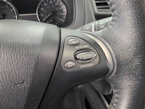 Used 2017 Nissan Pathfinder SV AWD/4WD image 18