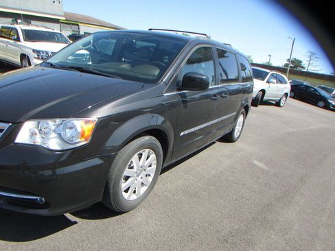 Used 2015 Chrysler Town & Country Touring image 33