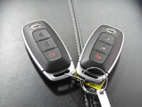 Used 2023 Nissan Pathfinder S FWD image 18