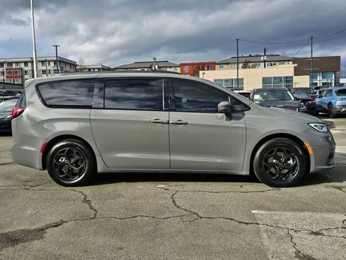 Used 2021 Chrysler Pacifica Touring-L w/ Uconnect Theater Family Group image 8