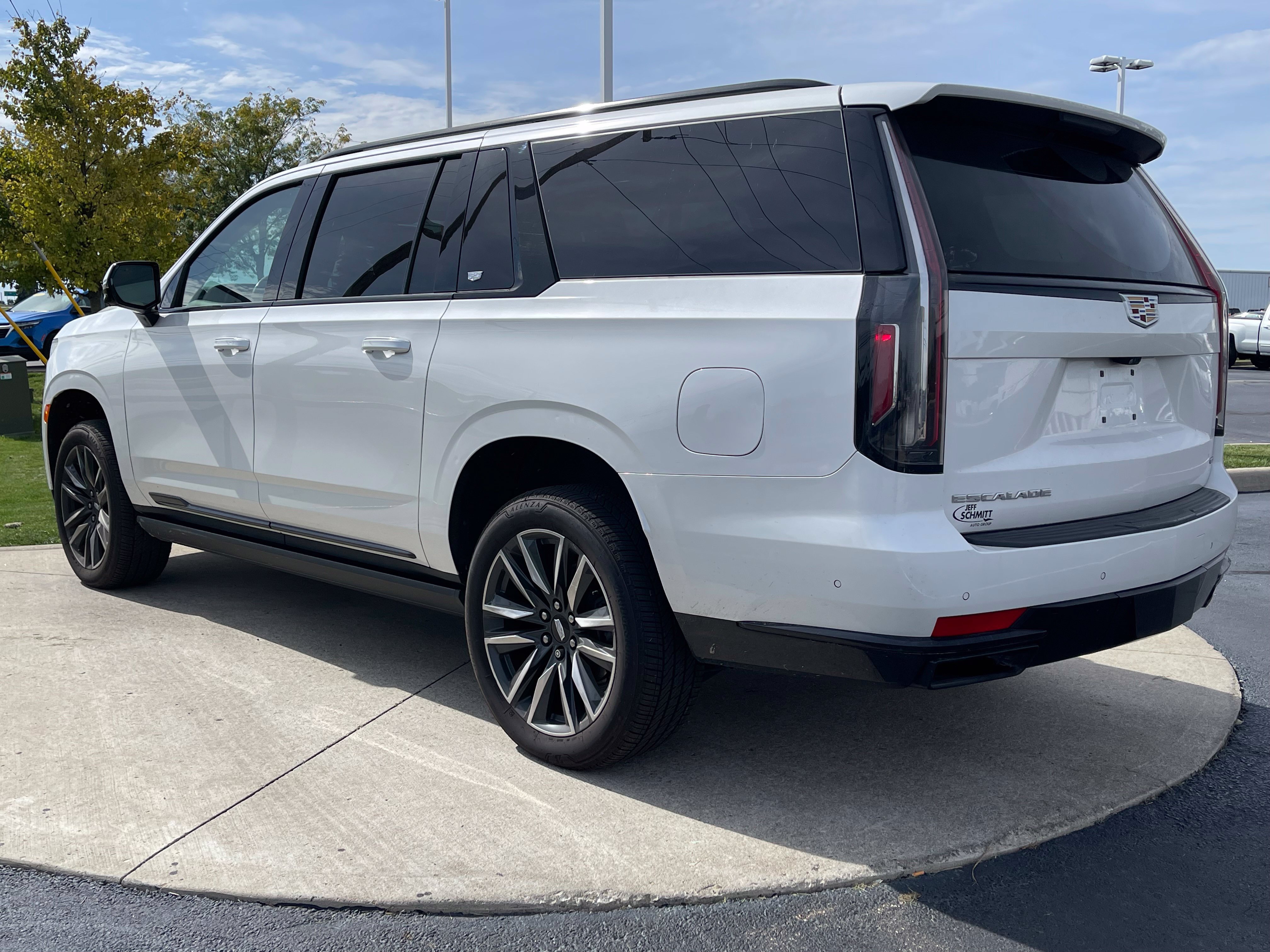 Used 2021 Cadillac Escalade ESV Sport Platinum w/ Heavy-Duty Trailer Package AWD/4WD image 5