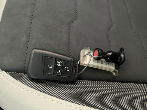 Used 2025 Volkswagen Taos SE image 21