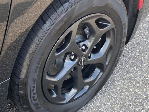 Used 2023 Chrysler Pacifica Limited w/ Uconnect Theater Family Group image 25