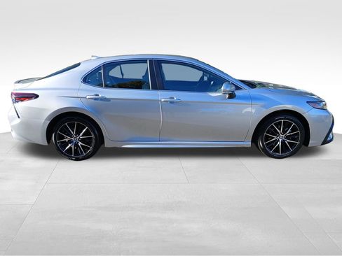 Used 2024 Toyota Camry SE image 10