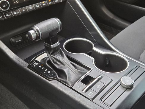 Used 2022 Kia K5 LX image 9