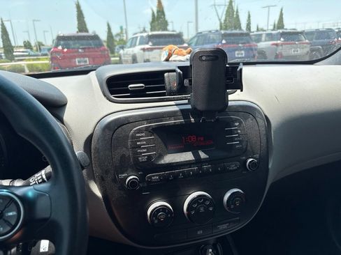 Used 2015 Kia Soul FWD image 3