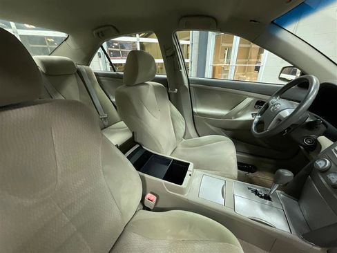Used 2010 Toyota Camry LE image 25