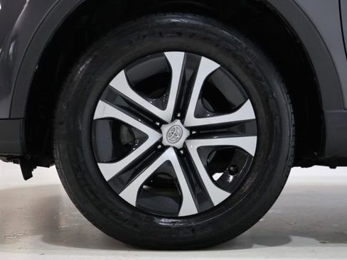 Used 2017 Toyota RAV4 LE FWD image 11
