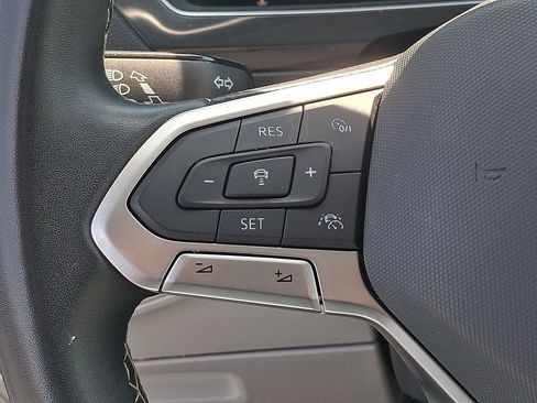 Used 2023 Volkswagen Tiguan SE w/ Panoramic Sunroof Package FWD image 18