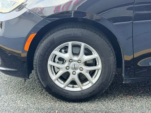 Used 2024 Chrysler Pacifica Touring-L image 9