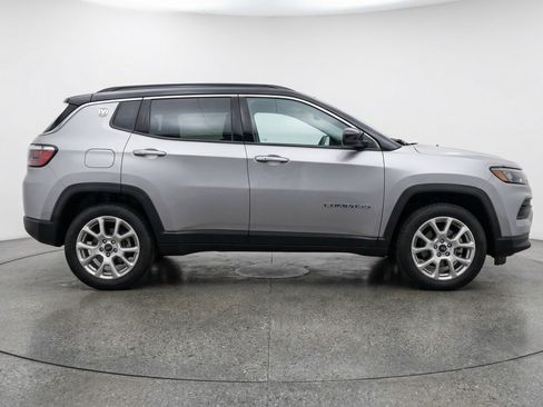 Used 2025 Jeep Compass Limited image 11