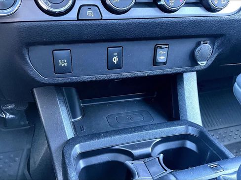 Certified 2019 Toyota Tacoma TRD Off-Road AWD/4WD image 33