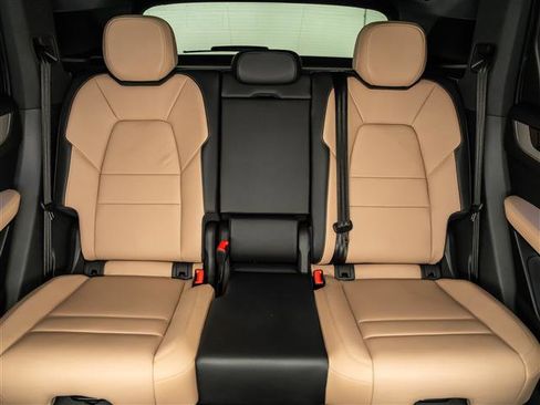 Certified 2025 Porsche Cayenne AWD/4WD image 31