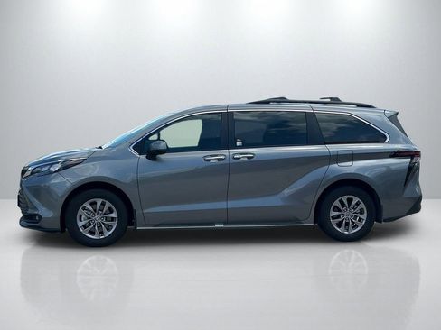 Used 2026 Toyota Sienna XLE FWD image 8
