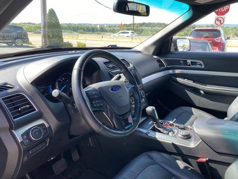 Used 2017 Ford Explorer XLT w/ Equipment Group 202A AWD/4WD image 12