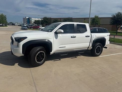 Used 2025 Toyota Tacoma TRD Off-Road AWD/4WD image 7