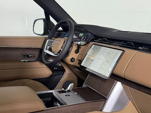 Certified 2025 Land Rover Range Rover SE AWD/4WD image 17
