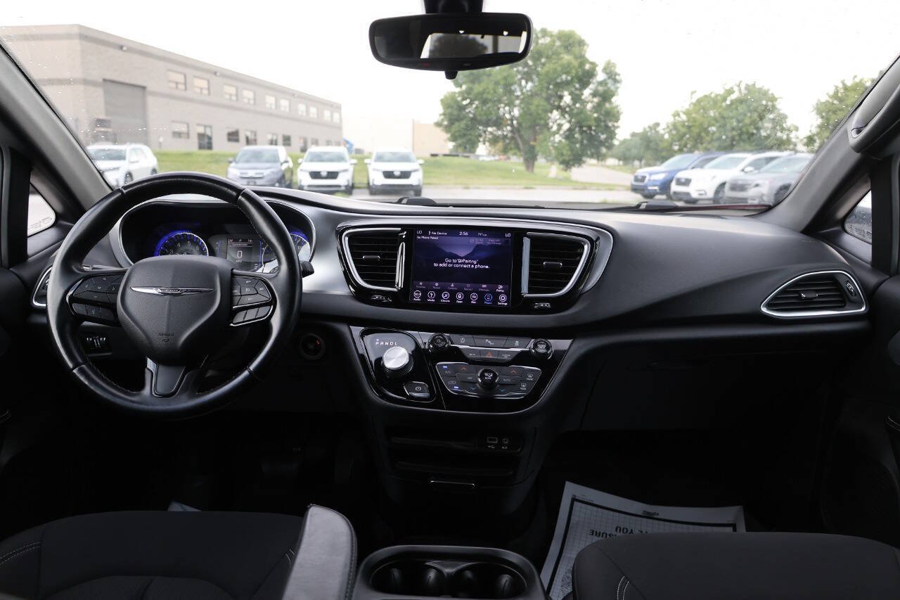 Used 2018 Chrysler Pacifica Touring Plus w/ S Appearance Package FWD image 14