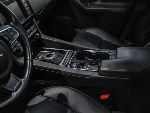 Used 2017 Jaguar F-PACE Premium image 22