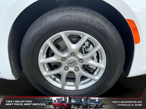Used 2023 Chrysler Pacifica Touring-L FWD image 13