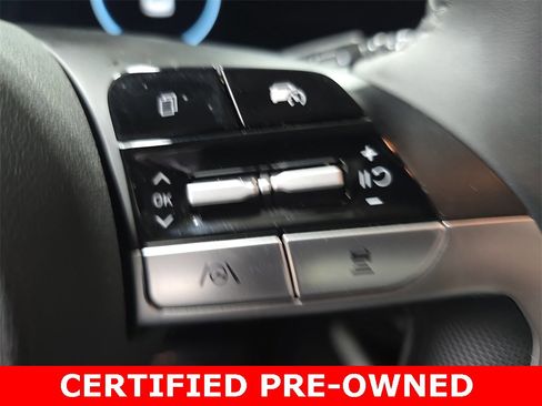 Certified 2025 Hyundai Elantra Limited image 18