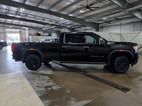 Used 2023 GMC Sierra 2500 Denali w/ Denali Black Diamond Edition AWD/4WD image 2