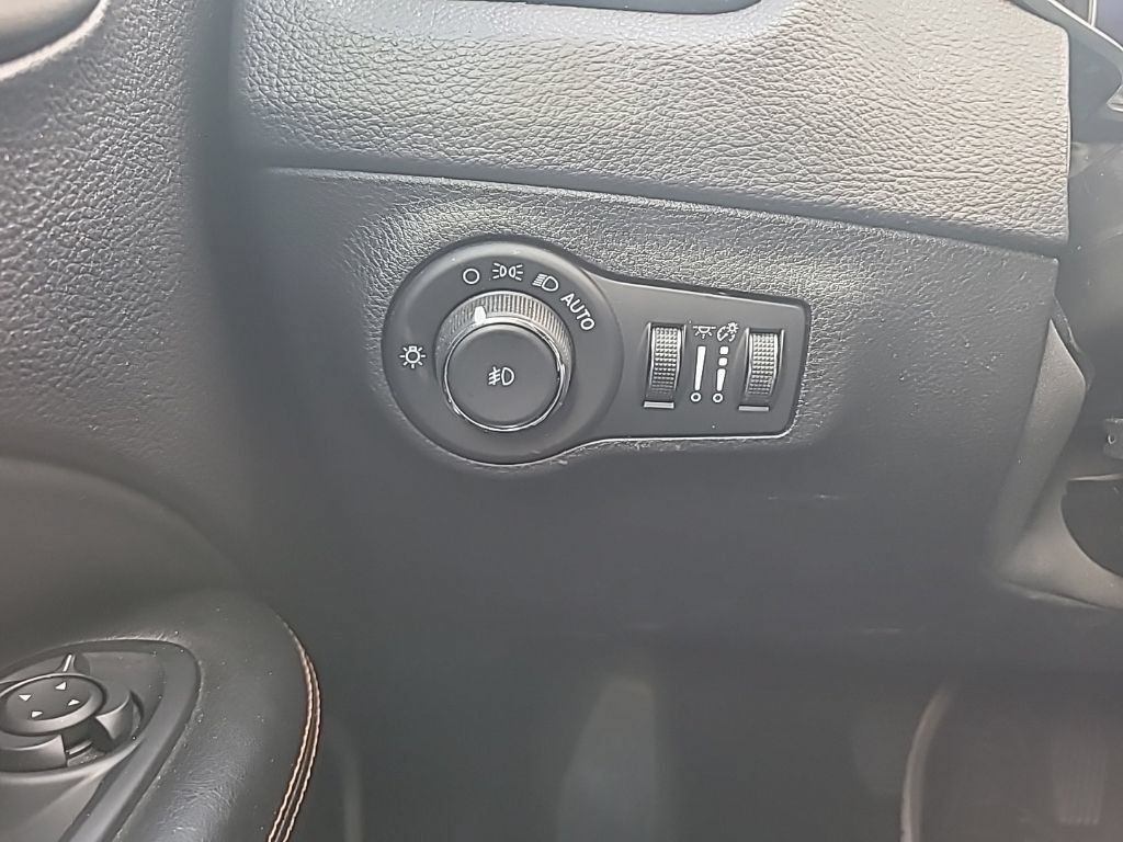 Used 2017 Jeep Compass Limited w/ Navigation Group AWD/4WD image 16