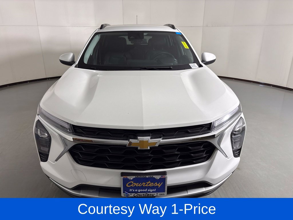 Used 2025 Chevrolet Trax LT w/ LT Convenience Package FWD image 4