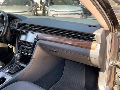 Used 2020 Volkswagen Passat 2.0T SEL image 19