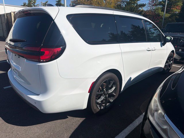 Used 2023 Chrysler Pacifica Touring-L w/ Uconnect Theater Family Group FWD image 2