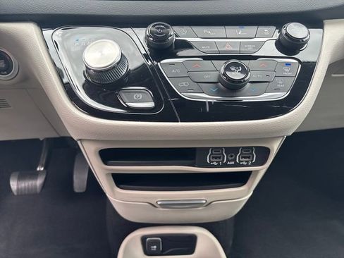 Used 2023 Chrysler Pacifica Touring-L FWD image 18