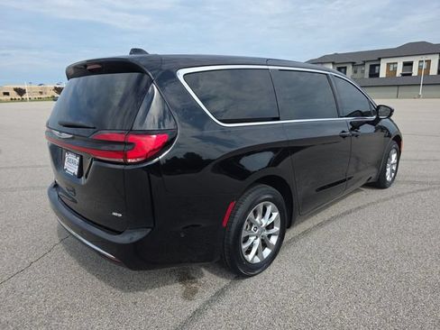 Used 2024 Chrysler Pacifica Touring-L AWD/4WD image 13