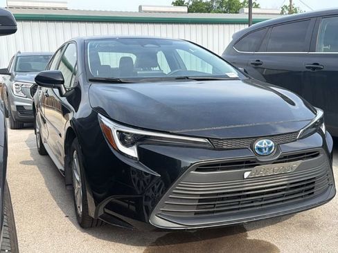 Used 2024 Toyota Corolla LE w/ LE Convenience Package FWD image 3