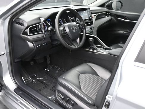 Used 2023 Toyota Camry SE FWD image 2