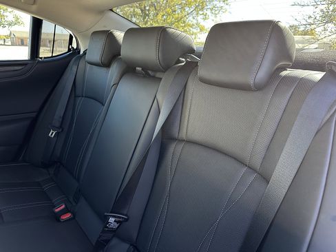 Used 2023 Lexus ES 300h Ultra Luxury image 19