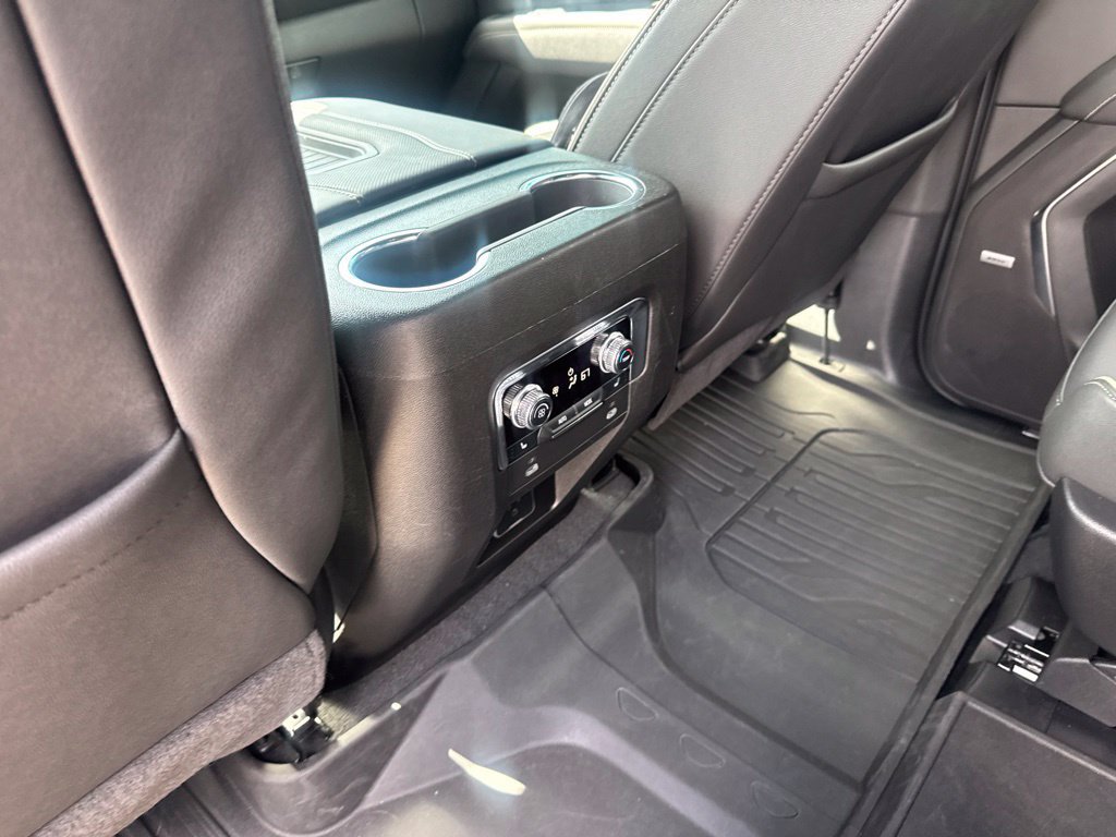 Used 2024 GMC Yukon SLT w/ SLT Luxury Package RWD image 12