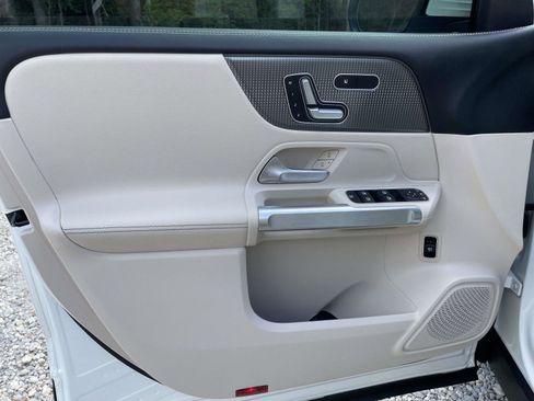 Used 2022 Mercedes-Benz GLB 250 4MATIC w/ Premium Package Lite image 5