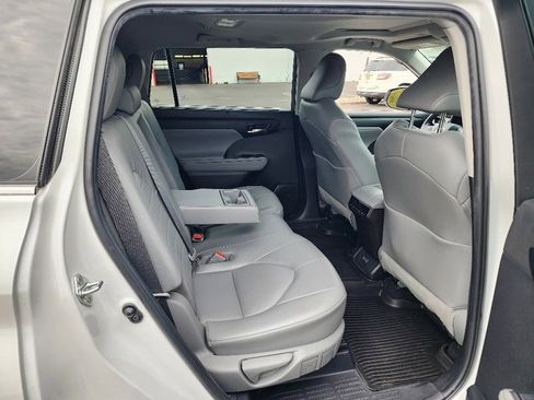 Used 2022 Toyota Highlander XLE image 14