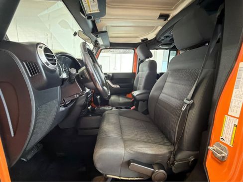 Used 2012 Jeep Wrangler Unlimited Sahara AWD/4WD image 9