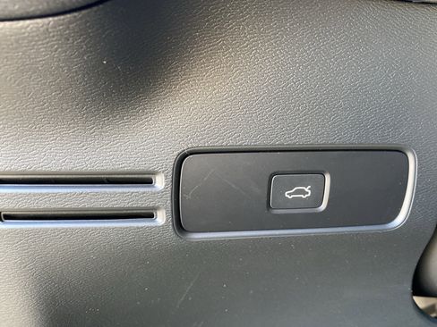 Used 2025 Volvo XC40 B5 Plus image 31