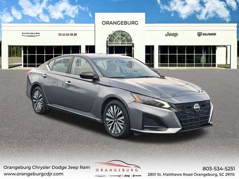 Used 2024 Nissan Altima 2.5 SV FWD image 1