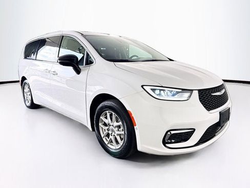 Used 2024 Chrysler Pacifica Touring-L FWD image 3