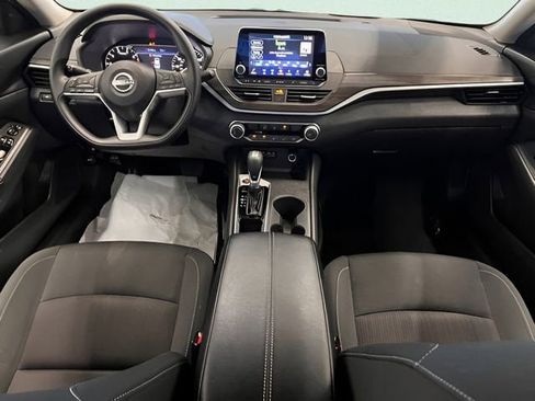 Used 2025 Nissan Altima 2.5 SV FWD image 10