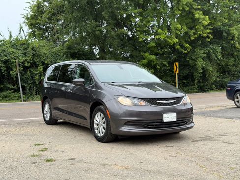 Used 2017 Chrysler Pacifica Touring w/ Tire & Wheel Group FWD image 9