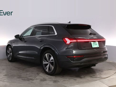 Used 2024 Audi Q8 e-tron Premium Plus w/ Premium Plus Package image 17