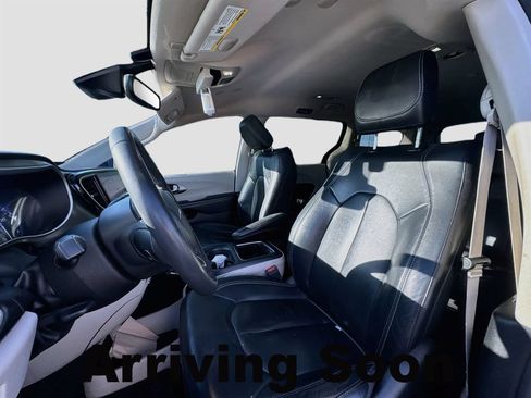 Used 2022 Chrysler Pacifica Touring-L FWD image 6