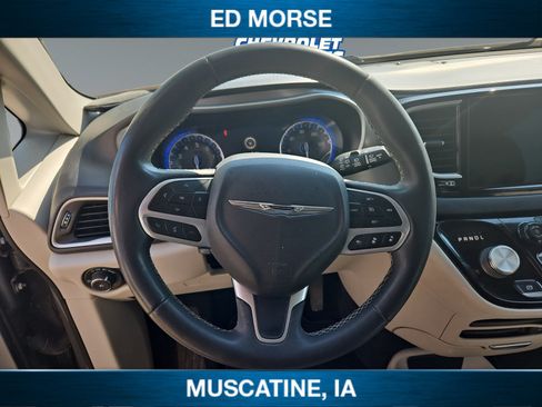 Used 2022 Chrysler Pacifica Touring-L FWD image 14