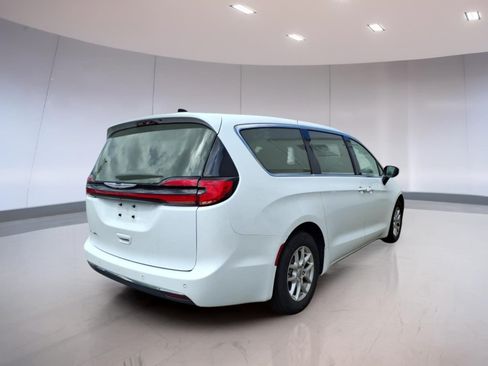 Used 2023 Chrysler Pacifica Touring-L FWD image 4