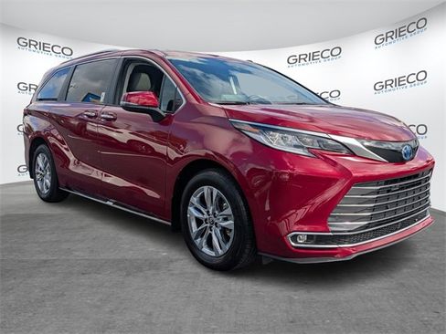 Used 2024 Toyota Sienna Limited image 1