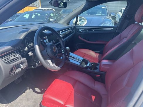Certified 2023 Porsche Macan image 6